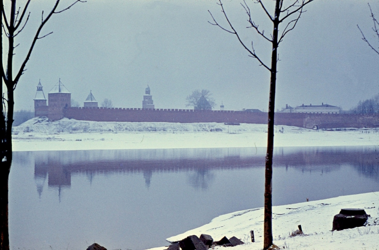 Новгород 1972. Новгород берег Волхова. Новгородский Детинец на берегу Волхова. Великий Новгород 1972 года. Волхов 1 часовня.